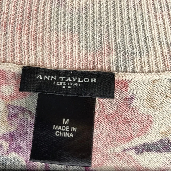 ANN TAYLOR Factory Floral Sweater Mauve Purple Tan Short Sleeve Scoop Neck M - Picture 6 of 9